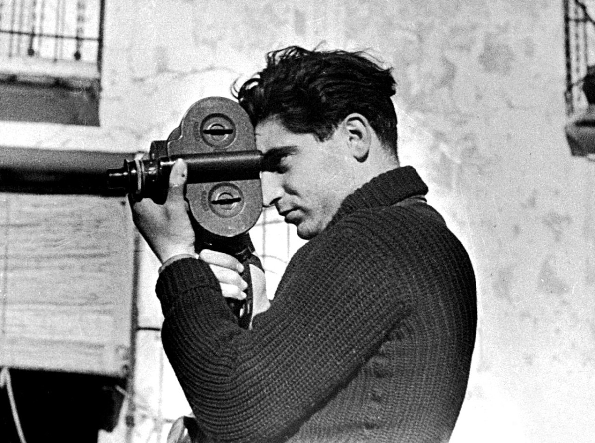 Der Fotograf Robert Capa – hier zwar zu sehen mit einer Filmkamera – beleuchtete mit seinen Fotoreportagen die menschliche Seite des Spanischen Bürgerkrieges: Der Fotograf Robert Capa – hier zwar zu sehen mit einer Filmkamera – beleuchtete mit seinen Fotoreportagen die menschliche Seite des Spanischen Bürgerkrieges