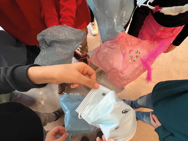 Kinder zeigen ihre selbst gebastelten Fallschirme: In den Wartezeiten bis zu den Tonstudio-Aufnahmen wurden Fallschirme gebastelt. Welche Konstruktionsweise bewirkt die größte Bremswirkung?