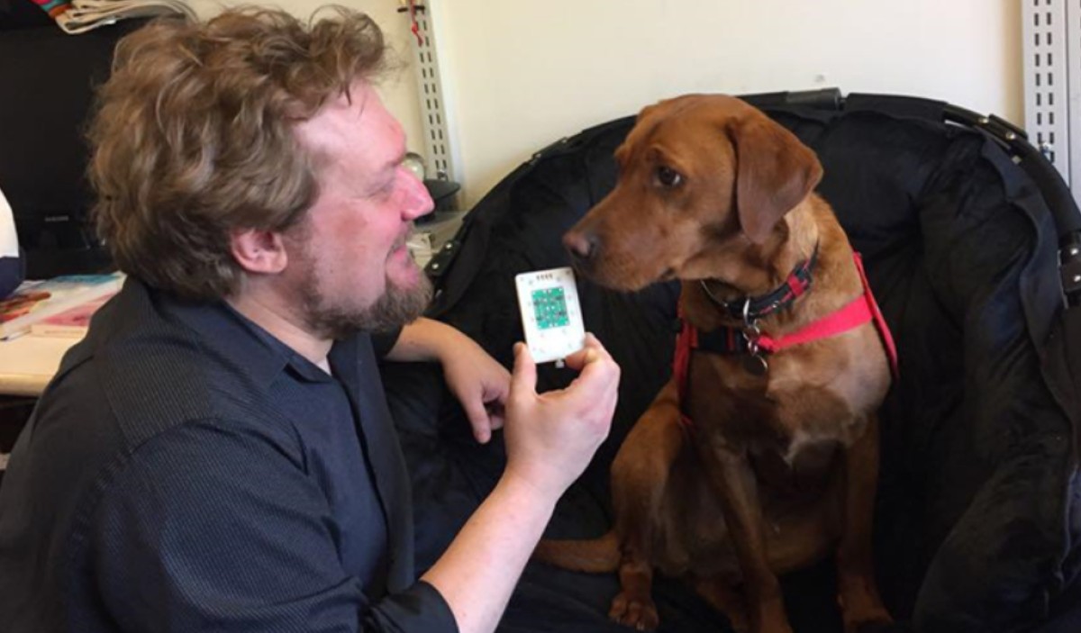 : Andreas Mershin mit dem Prototyp der Nanonose 2.0 und Krankheiten-Spürhund Florin