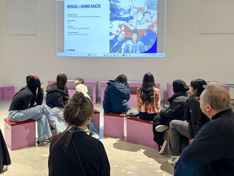 : Die Mission Control erfährt die Grundlagen zur neuen Space-Ausstellung.