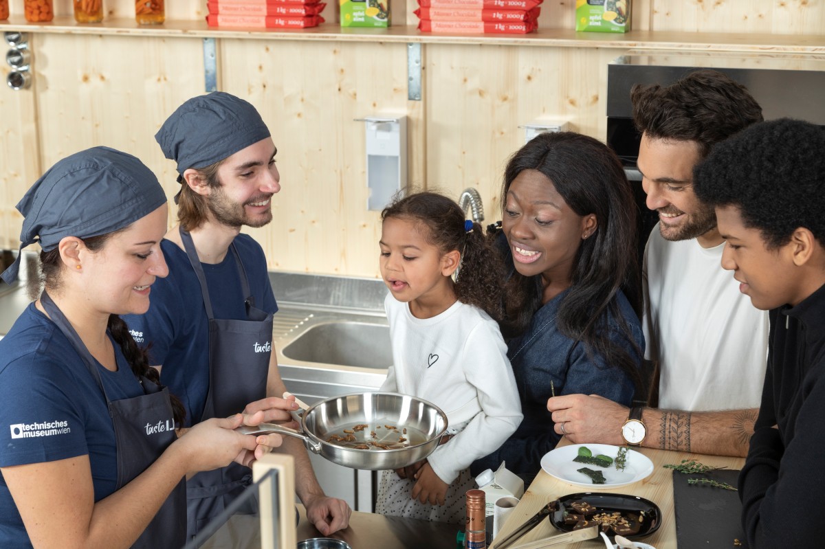 In Workshops und Vorführungen können BesucherInnen ausgefallene Kochtechniken und ungewohnte Geschmacks-herausforderungen kennenlernen