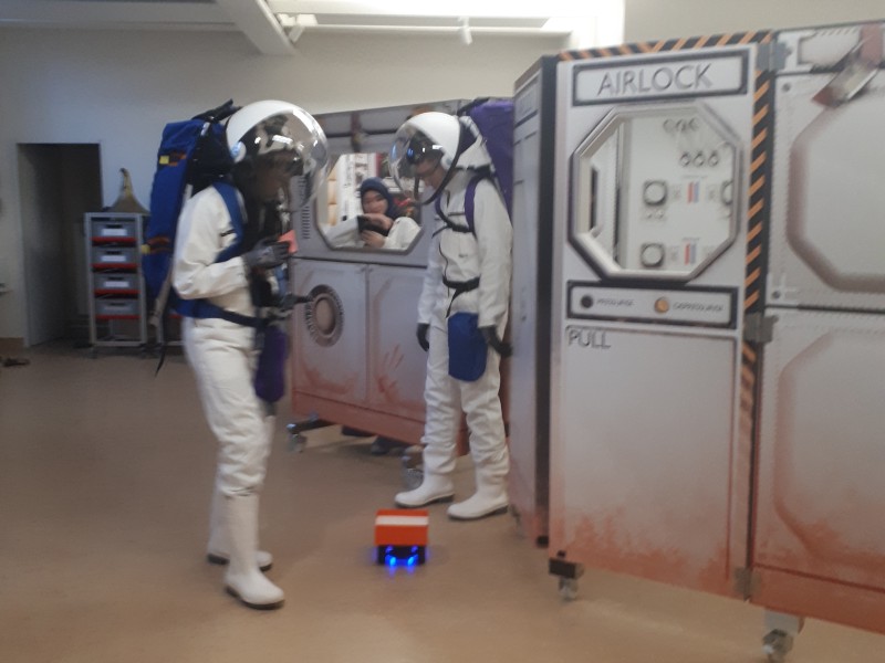 : Expedition Mars: Die Astronaut_innen gehen mit dem Rover auf die Suche nach Gesteinsproben.