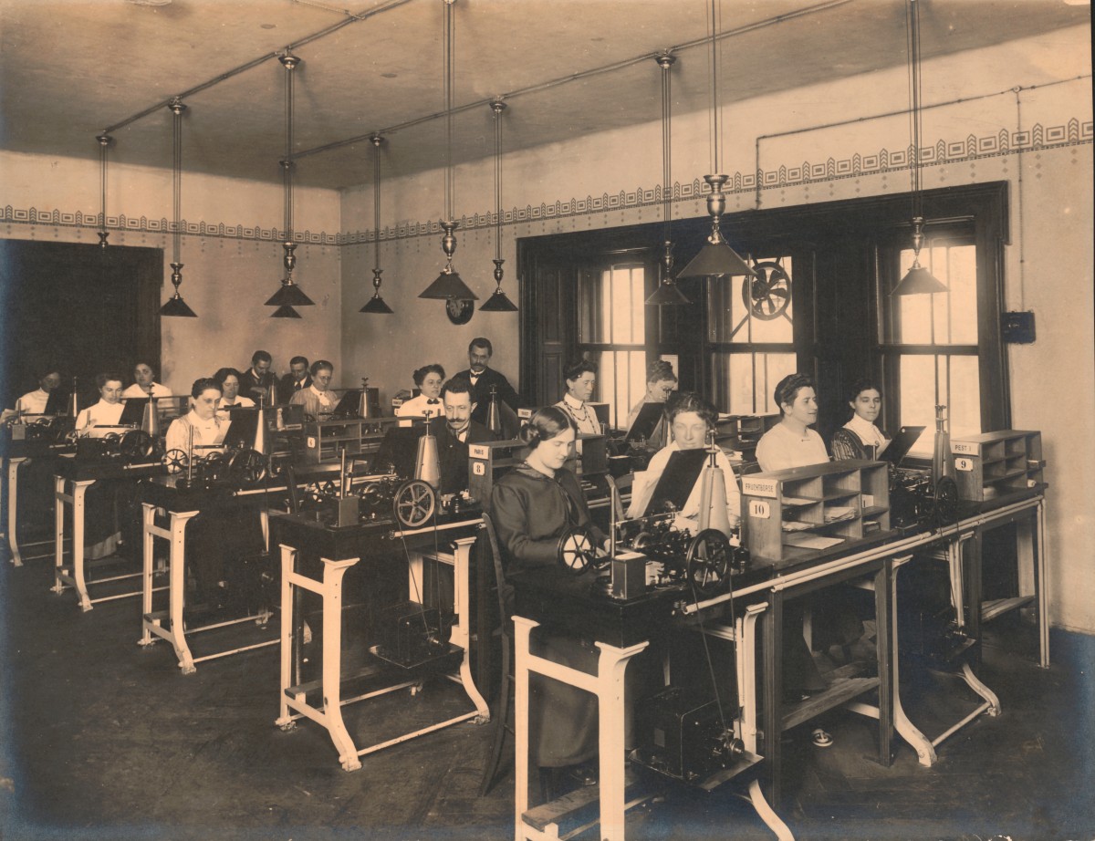 Der Hughes-Saal mit Telegrafisten und Telegrafistinnen im Postamt Wien 7 (Börsegasse 11), Fotografie, um 1913