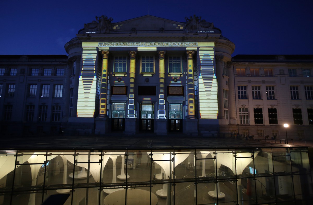Bei Dunkelheit wird das Museum zur Leinwand für Lichtkunst
