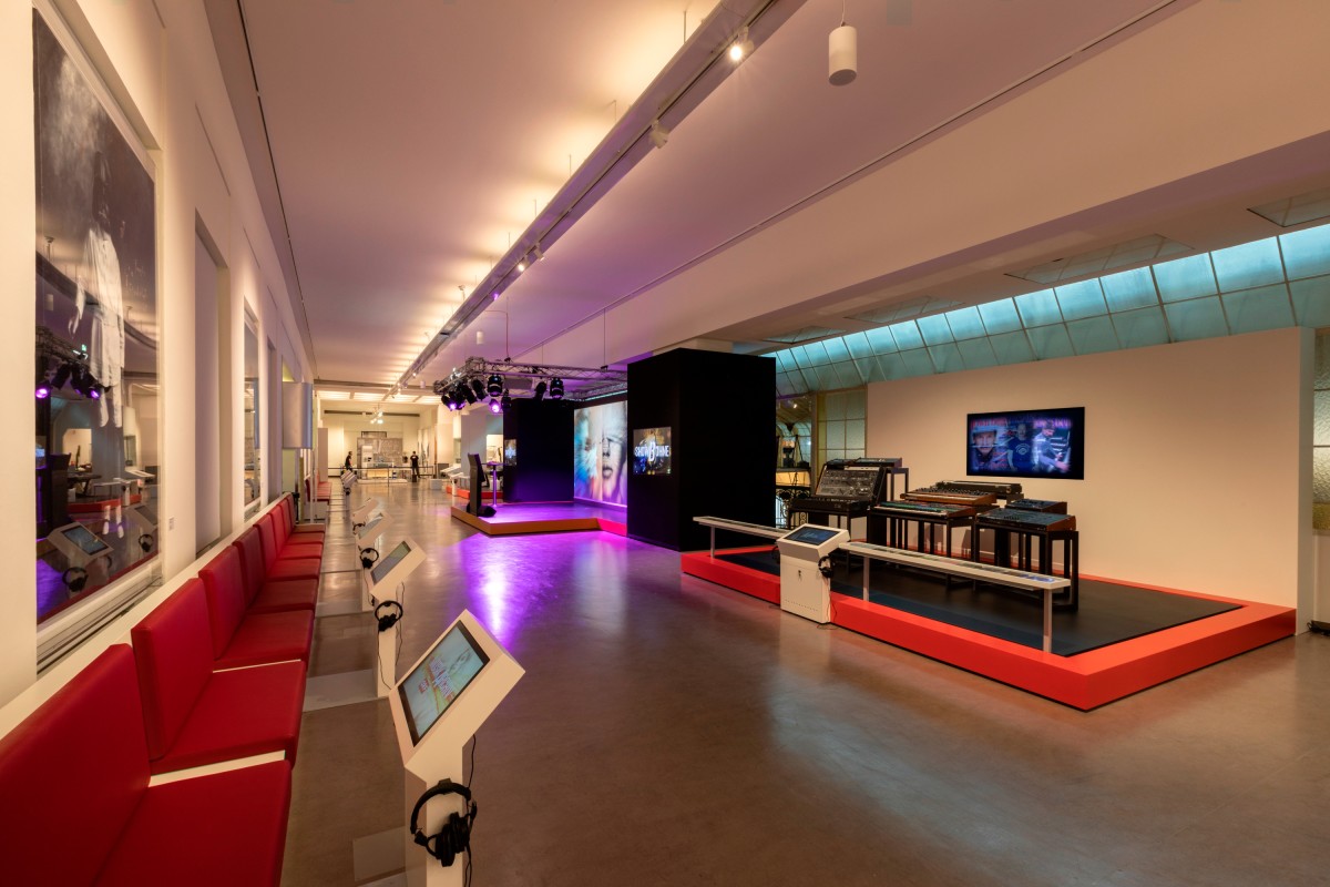 Blick in die „Music Lounge“, wo BesucherInnen an vielen interaktiven Stationen in die Ära der elektronischen Musik eintauchen können
