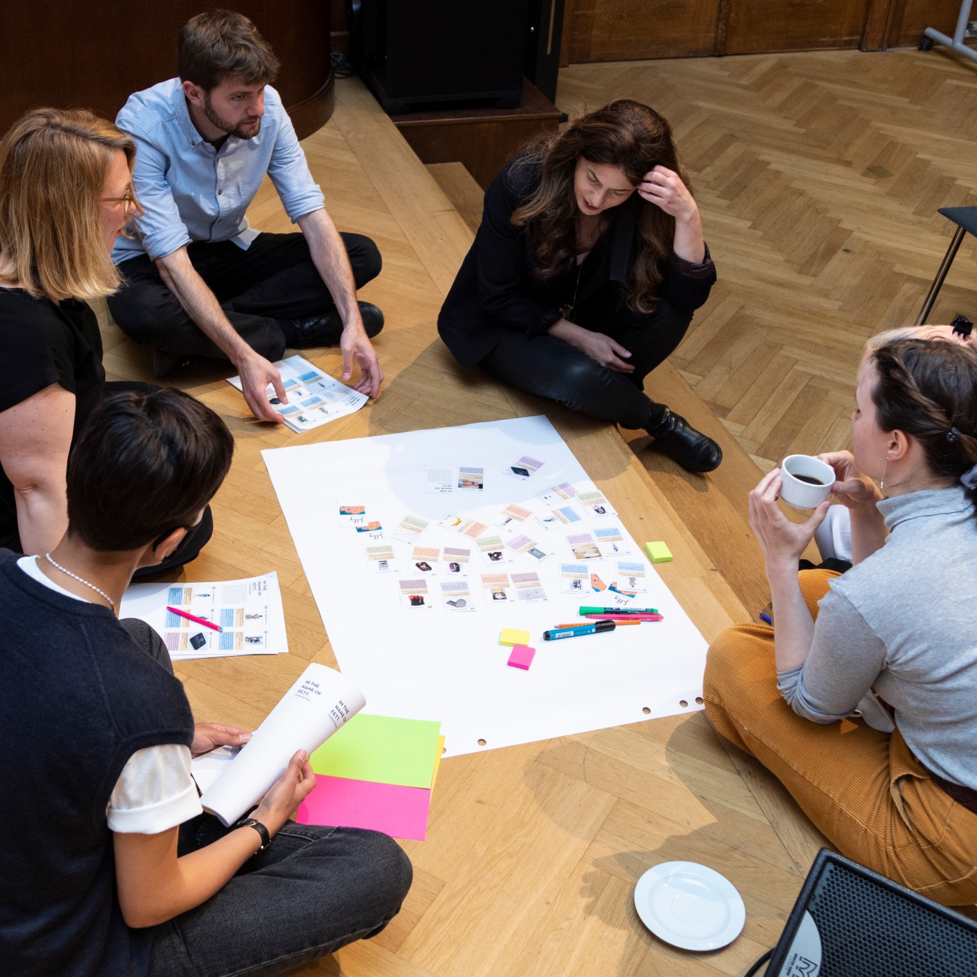 In einem gemeinsamen Workshop und Spiel näherten sich Teilnehmende der Frage nach Vorstellungen von Körpern, Normen und Gender in den Sammlungen des Technischen Museums Wien: