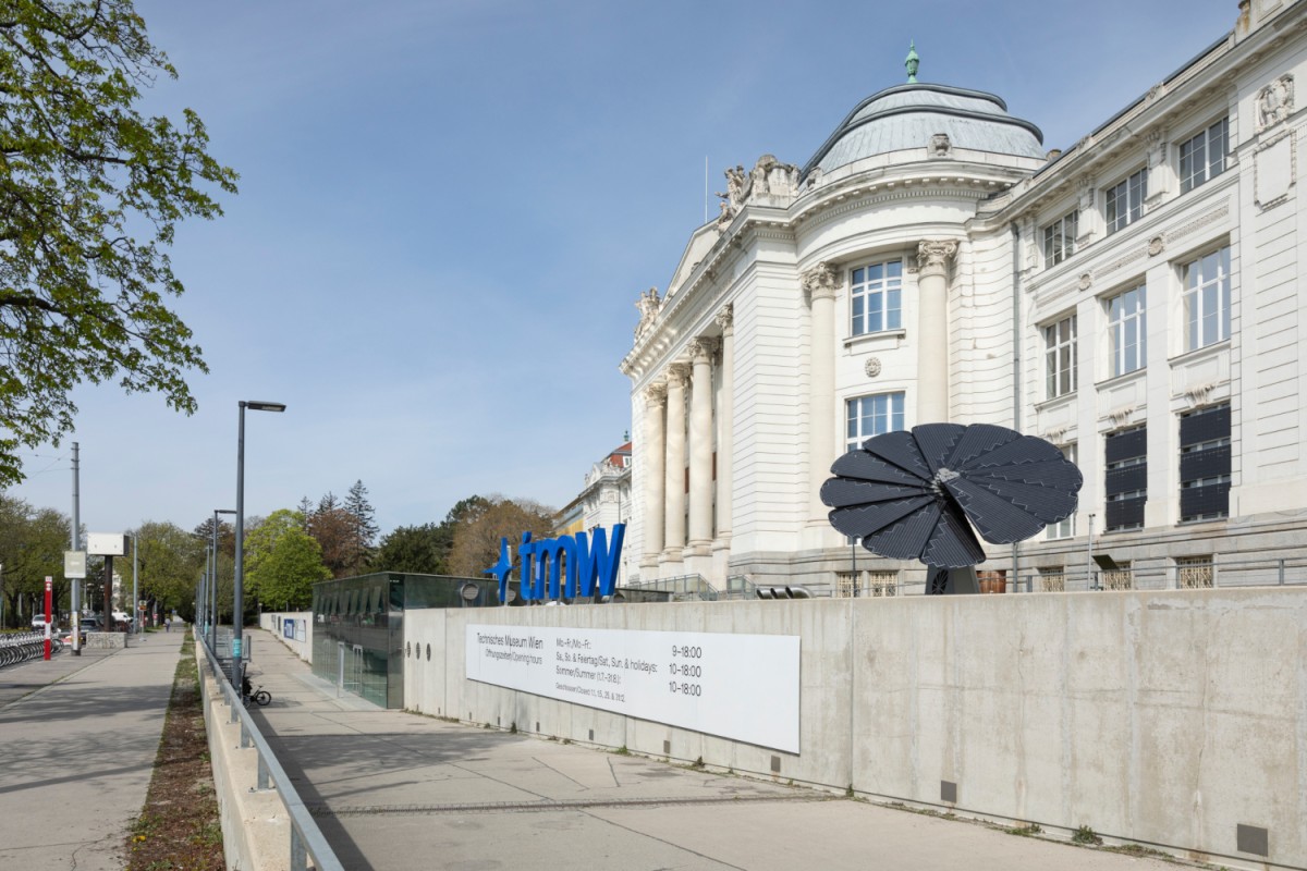 Die selbstnachführende Photovoltaikanlage „smartflower POP“ steht im Freibereich vor dem Technischen Museum Wien
