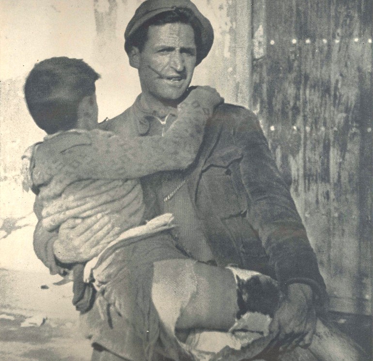 Ein Vater trägt sein verletztes Kind: Ein Vater trägt sein verletztes Kind