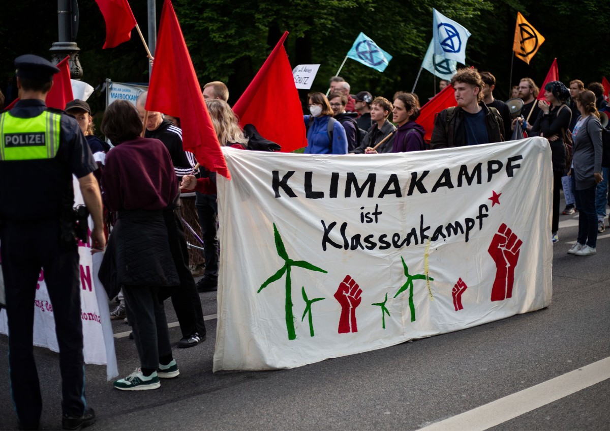 Demonstration am 24. Mai 2023 in München gegen die Kriminalisierung der aktivistischen Gruppe „Die letzte Generation“. Sie führen ein Banner mit der Aufschrift „Klimakampf ist Klassenkampf“ mit sich: Demonstration am 24. Mai 2023 in München gegen die Kriminalisierung der aktivistischen Gruppe „Die letzte Generation“. Sie führen ein Banner mit der Aufschrift „Klimakampf ist Klassenkampf“ mit sich