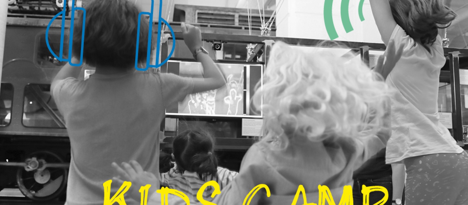 Kinder springen und sind begeistert während einem Angebot im Technischen Museum Wien mit dem Schriftzug "kids.camp": 