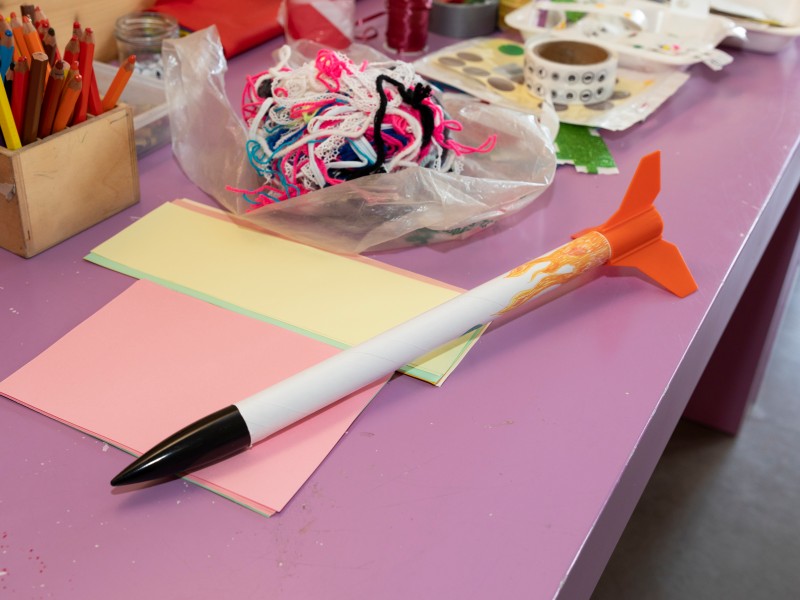 Arbeitsmaterialien und eine fertige Rakete für den Workshop: Alle Arbeitsmaterialien sind da – und warten auf die Teams =)