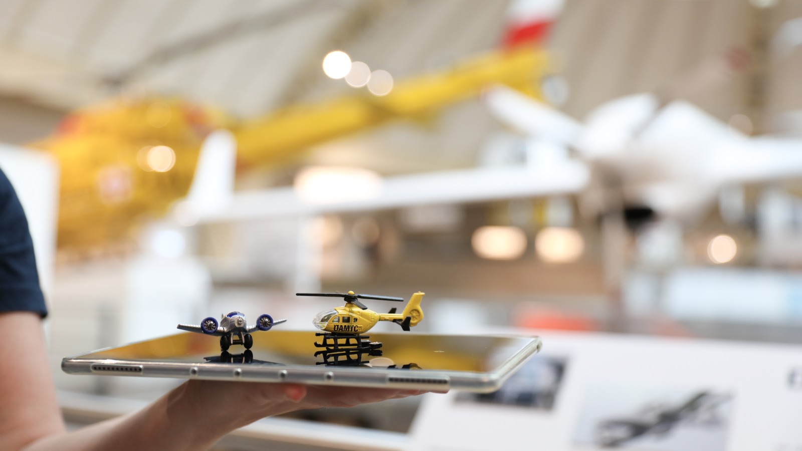 Ein Spielzeug-Hubschrauber und ein Spielzeug-Flugzeug auf einem Tablett: 