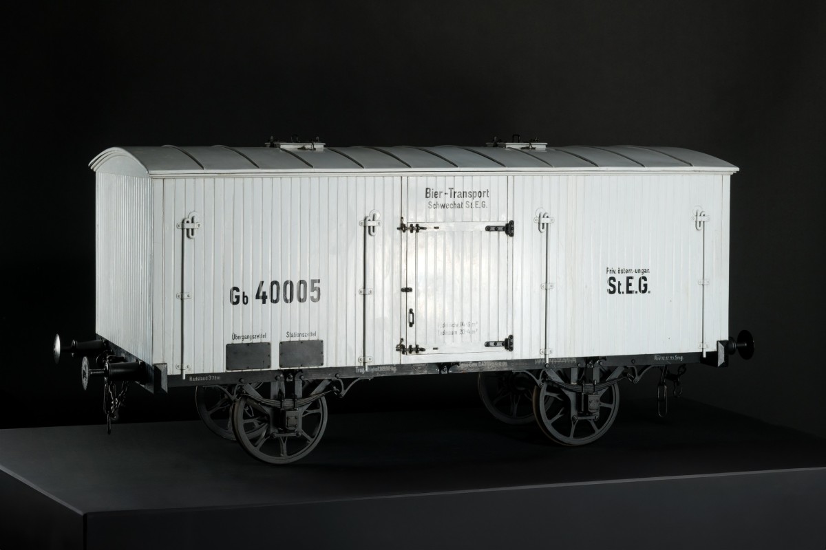 Die weiße Farbe des Kühlwagen ist kein Zufall, sondern bewusst gewählt: Weiß reflektiert Sonnenlicht und verringert das Aufheizen des Innenraums: Die weiße Farbe des Kühlwagen ist kein Zufall, sondern bewusst gewählt: Weiß reflektiert Sonnenlicht und verringert das Aufheizen des Innenraums