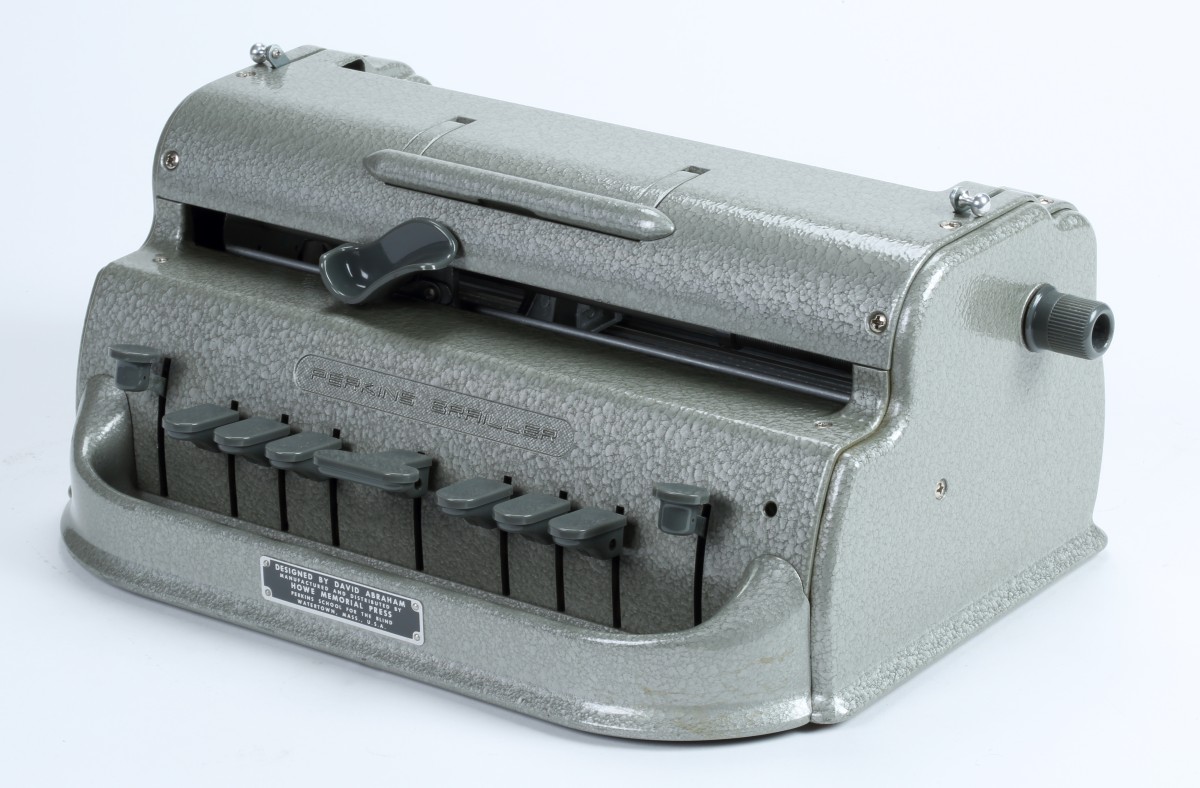 Schreibmaschine für die Sechs-Punkt-Brailleschrift: Perkins Brailler Home Memorial Press: Durch die sechs Tasten werden Quergestänge auf der Rückseite betätigt, die im Laufkopf Zapfen hochdrücken und so die entsprechende Prägung in das eingespannte Papier drücken.