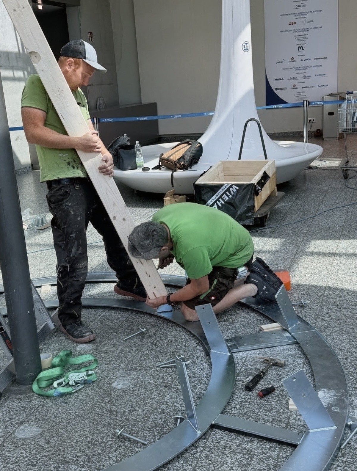 Ein Bodenring nimmt die Kräfte aus den schrägen Stäben auf und leitet sie sicher weiter: Ein Bodenring nimmt die Kräfte aus den schrägen Stäben auf und leitet sie sicher weiter