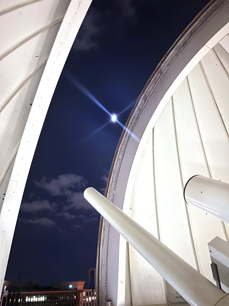 : Der faszinierende Blick auf den Mond von der Urania Sternwarte aus.