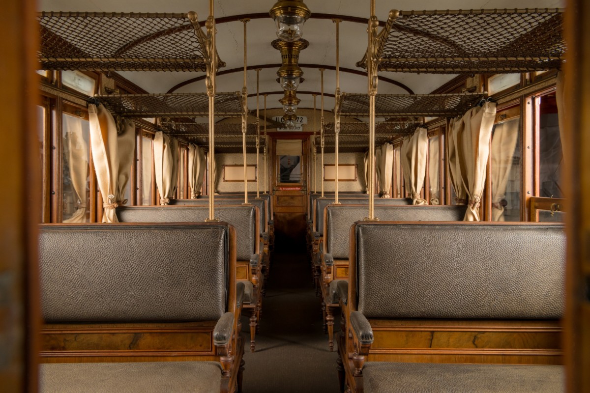 Garnitur der Wiener Dampf-Stadtbahn, Wagon II. Klasse Innenansicht, Modell (1898), Maßstab 1:5