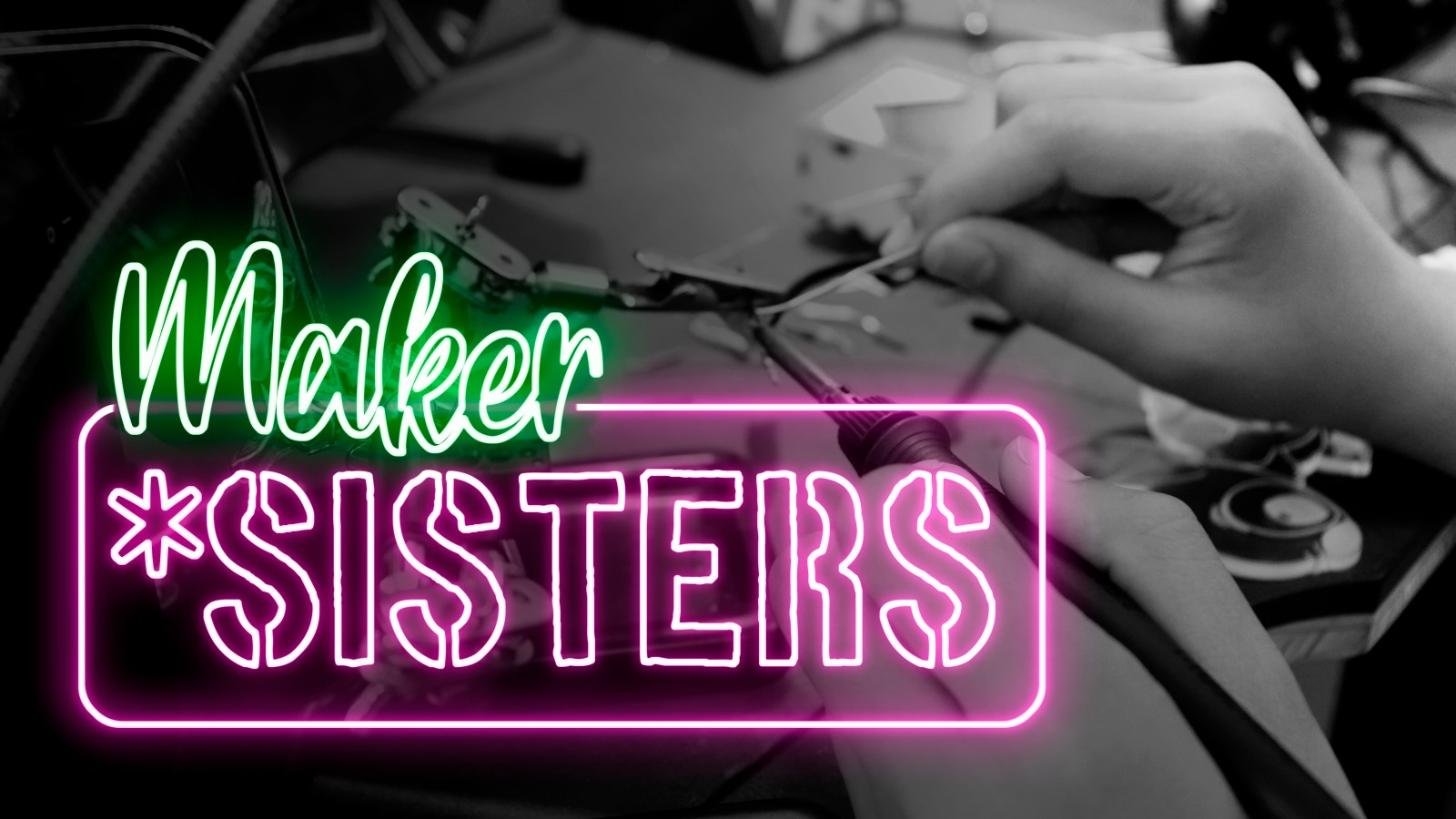 Der Schriftzug 'Maker*Sisters' auf einem Schwarzweißbild, das zeigt, wie an einem technischen Gerät gearbeitet wird.: