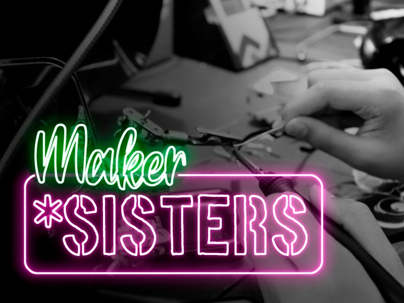 Der Schriftzug 'Maker*Sisters' auf einem Schwarzweißbild, das zeigt, wie an einem technischen Gerät gearbeitet wird.: 