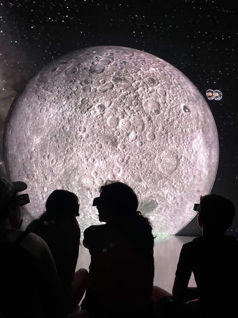 : Wer würde nicht mal gerne den Mond aus nächster Nähe sehen? 
Mit einer 3D-Brille ist das im Deep Space 8K möglich.