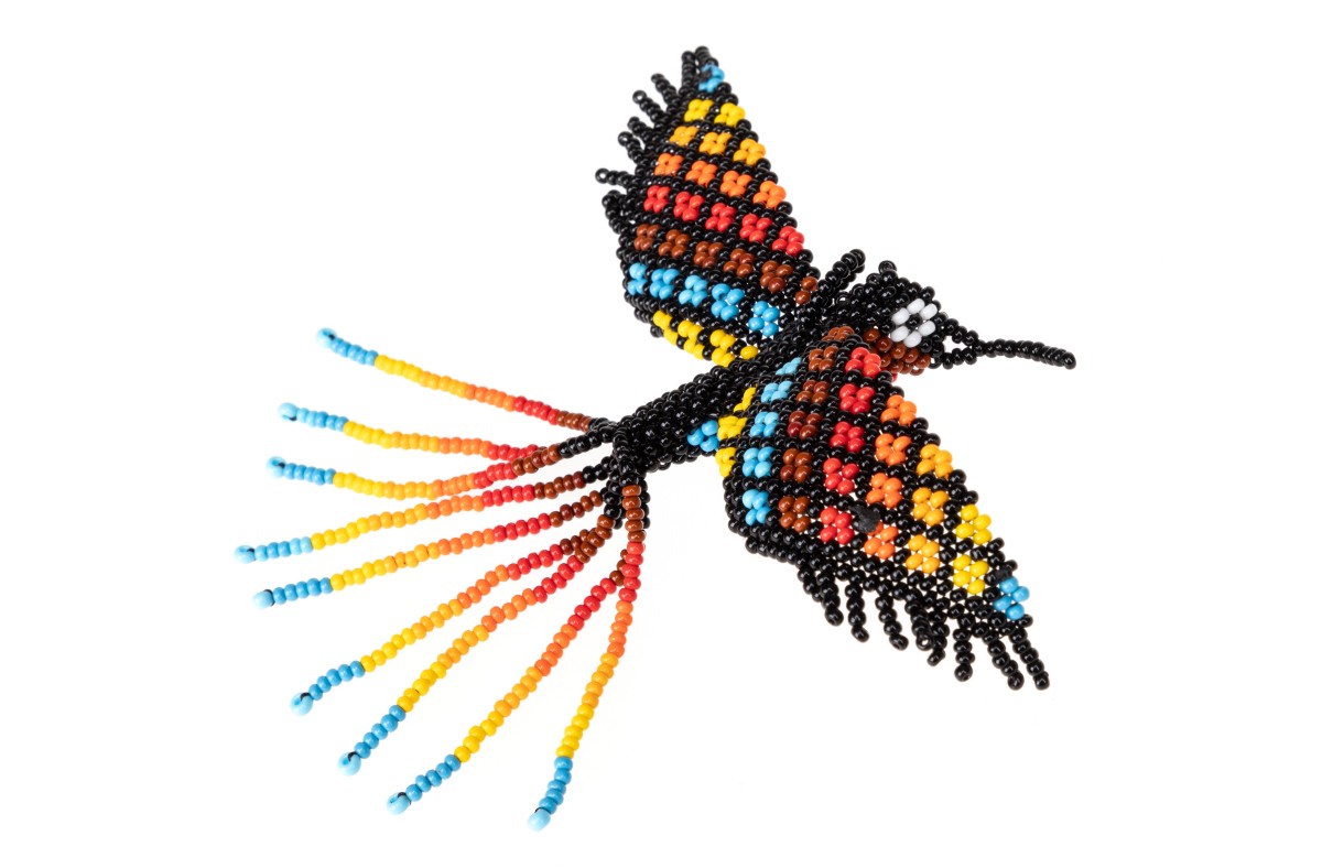 Handwerklich hergestellte Kolibri-Figur aus Kunststoffperlen, Kolumbien 2023