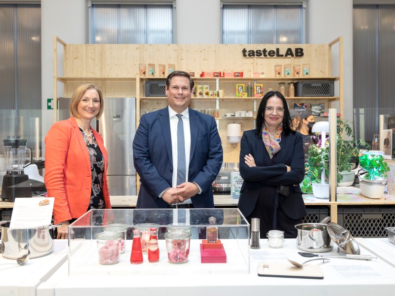 Besuch der Staatssekretärin Andrea Mayer im tasteLAB der Ausstellung FOODPRINTS am 11. April 2022