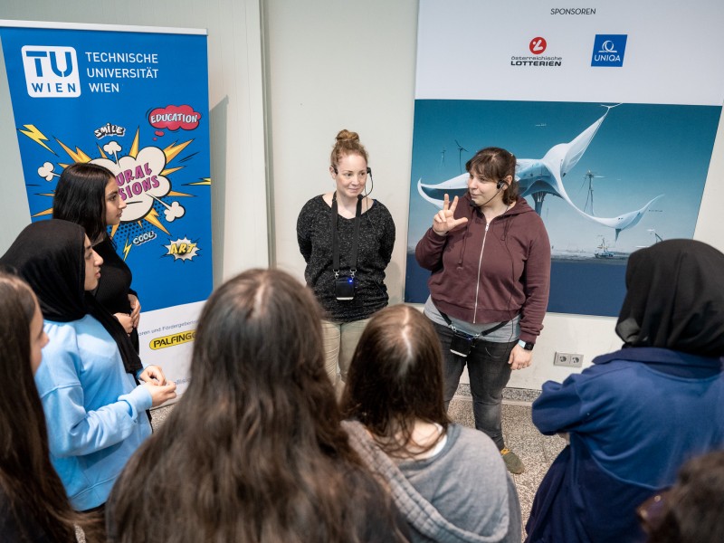 : Die Kulturvermittlerinnen begrüßen die Schulklasse im Technischen Museum Wien.