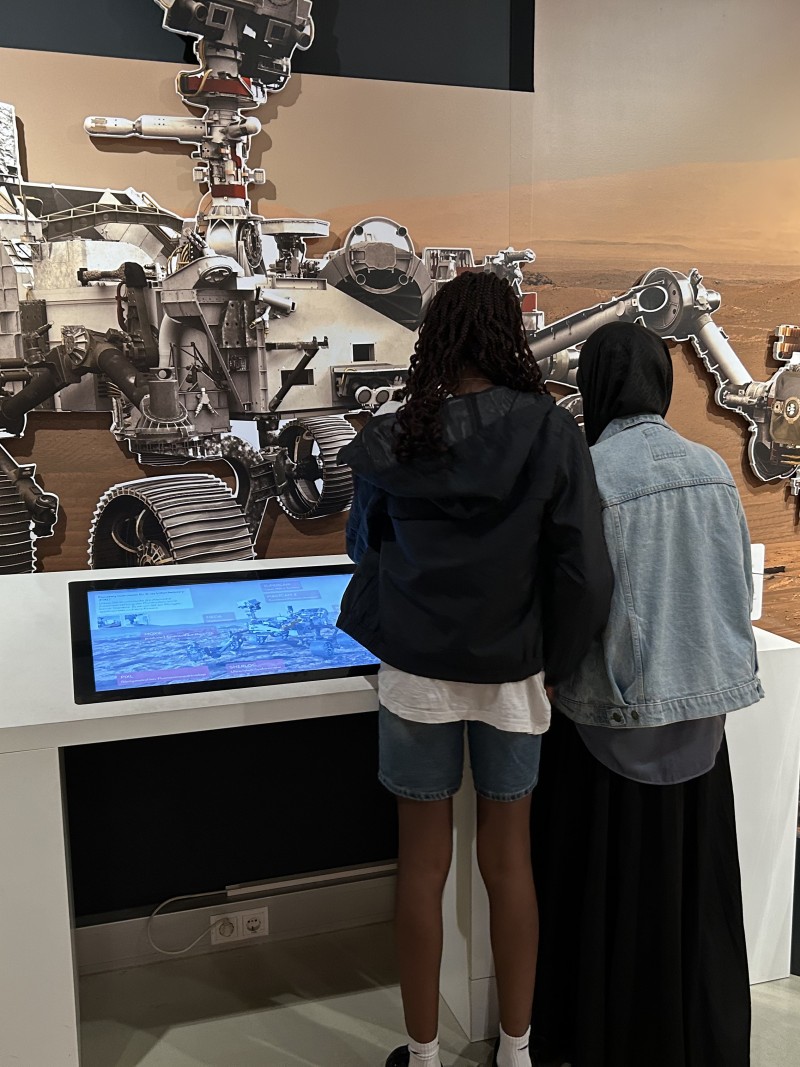 : Nicht der erste Ausstellungsbesuch: Die Planet Hunters sind kritische Besucher:innen und nehmen jeden Winkel der Ausstellung genau unter die Lupe.