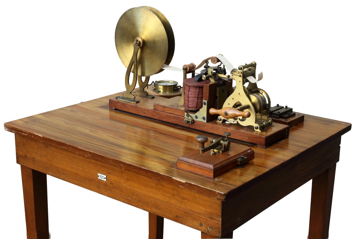 Ensemble eines Morsetelegrafenapparats mit einem amerikanischen Telegrafenrelais nach Alfred Vail, um 1850