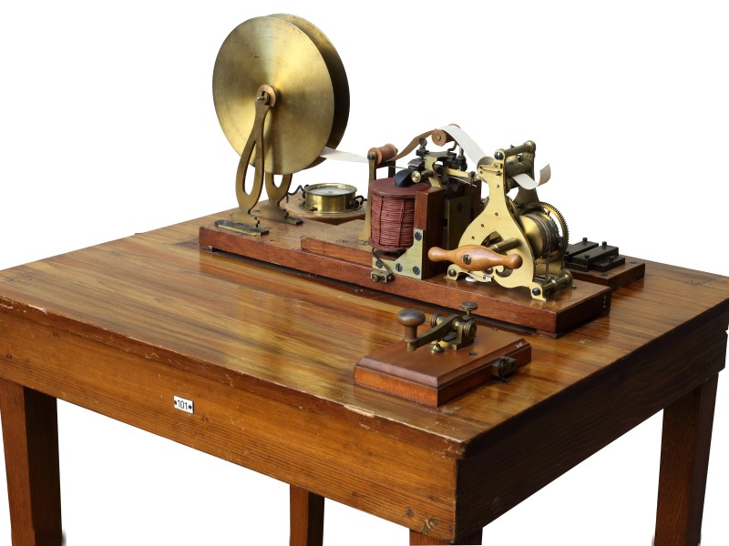 Ensemble eines Morsetelegrafenapparats mit einem amerikanischen Telegrafenrelais nach Alfred Vail, um 1850: Ensemble eines Morsetelegrafenapparats mit einem amerikanischen Telegrafenrelais nach Alfred Vail, um 1850