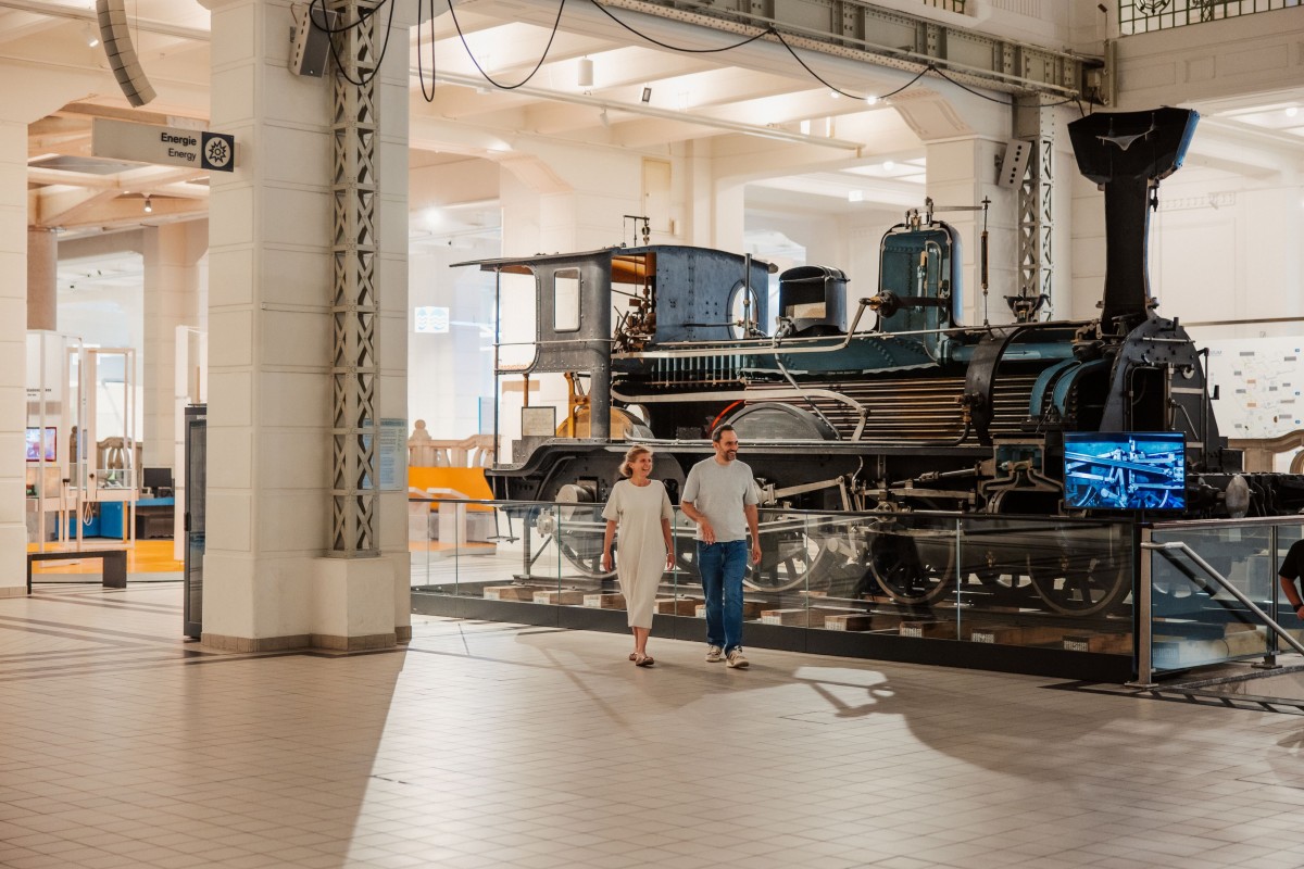 Die „Schnittlok“ in der Mittelhalle des Museums