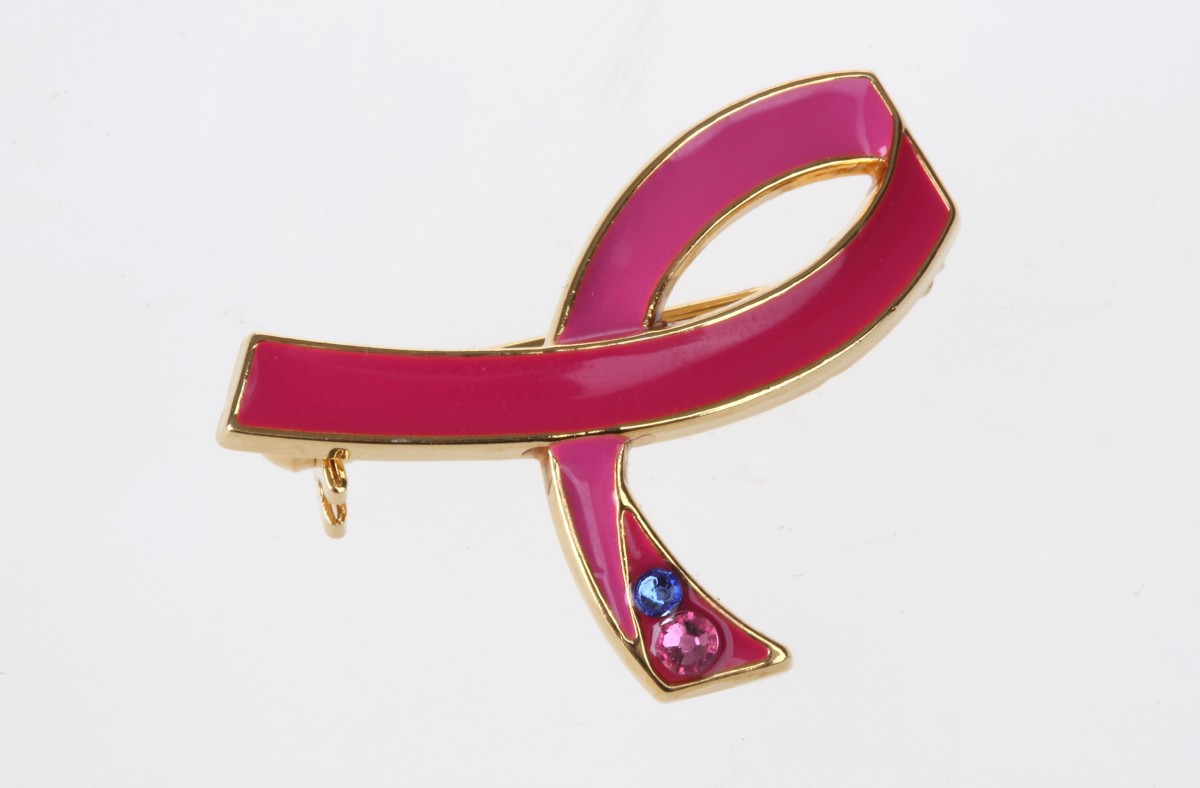 Pink ribbon brooch: In 1991, the pink ribbon became a symbol in the fight against breast cancer. Across the globe, “Pink Ribbon” campaigns raise awareness of breast cancer and collect donations. For example, more than 7 million euros were collected this way for the Austrian Cancer Aid (Österreichische Krebshilfe) from 2002 to 2018.
