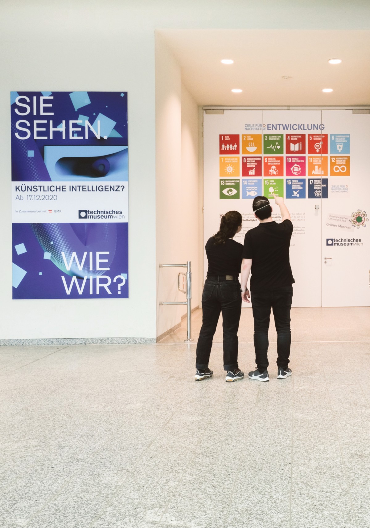 Das Technische Museum Wien hat die 17 Nachhaltigkeitsziele der Vereinten (Sustainable Development Goals) in sein Leitbild übernommen und zeigt dies in der Eingangshalle