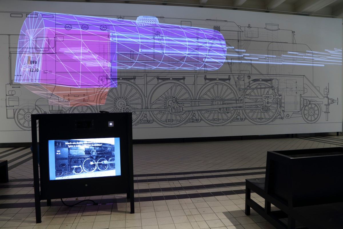 A 90-square-metre projection of the steam locomotive at a scale of 1:1 that makes it possible to take a look inside the locomotive and explains the structure and function of individual areas.