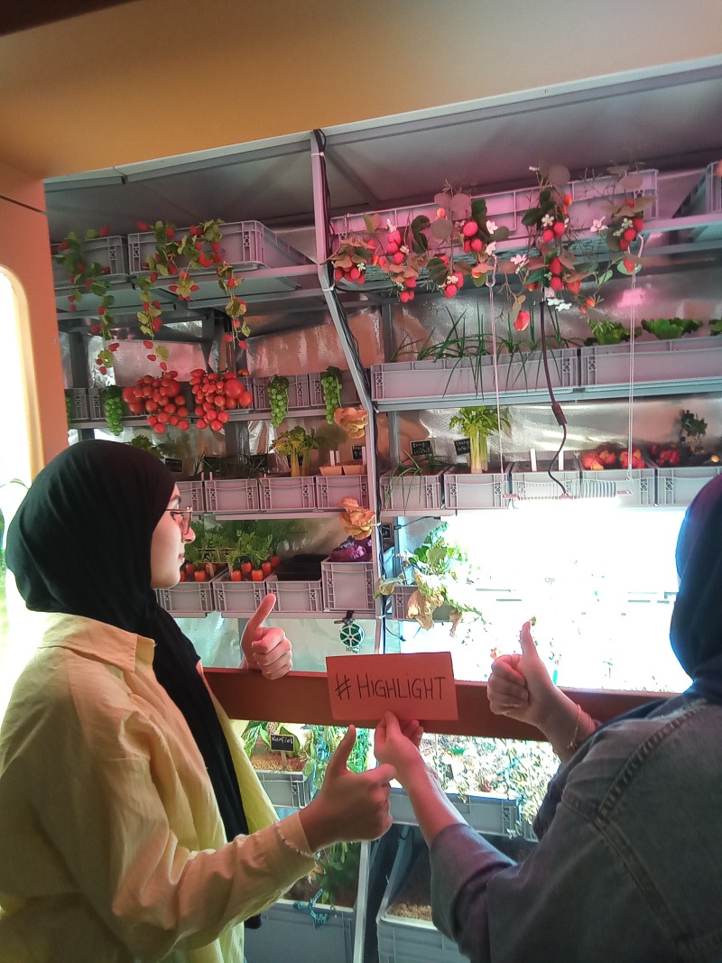 : A highlight for Mission Control: the Mars habitat's greenhouse and the issue of food supply.