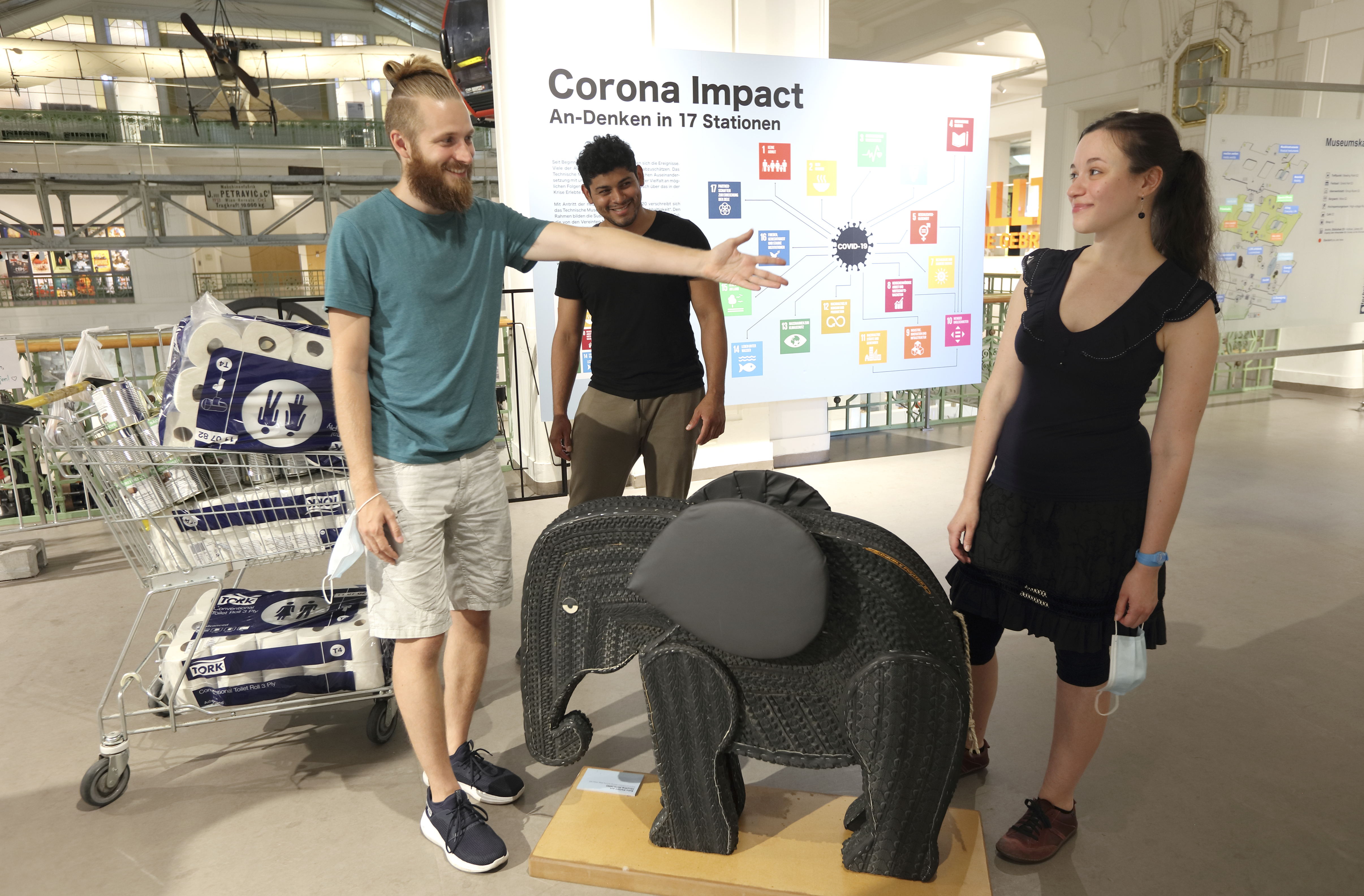 Besucher_innen in der Pop-up-Installation "Corona Impact. An-Denken in 17 Stationen"