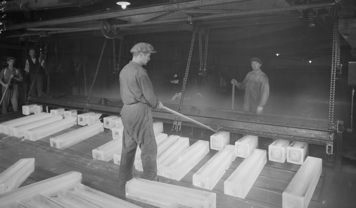 Produktion von Eisblöcken, 1930er-Jahre