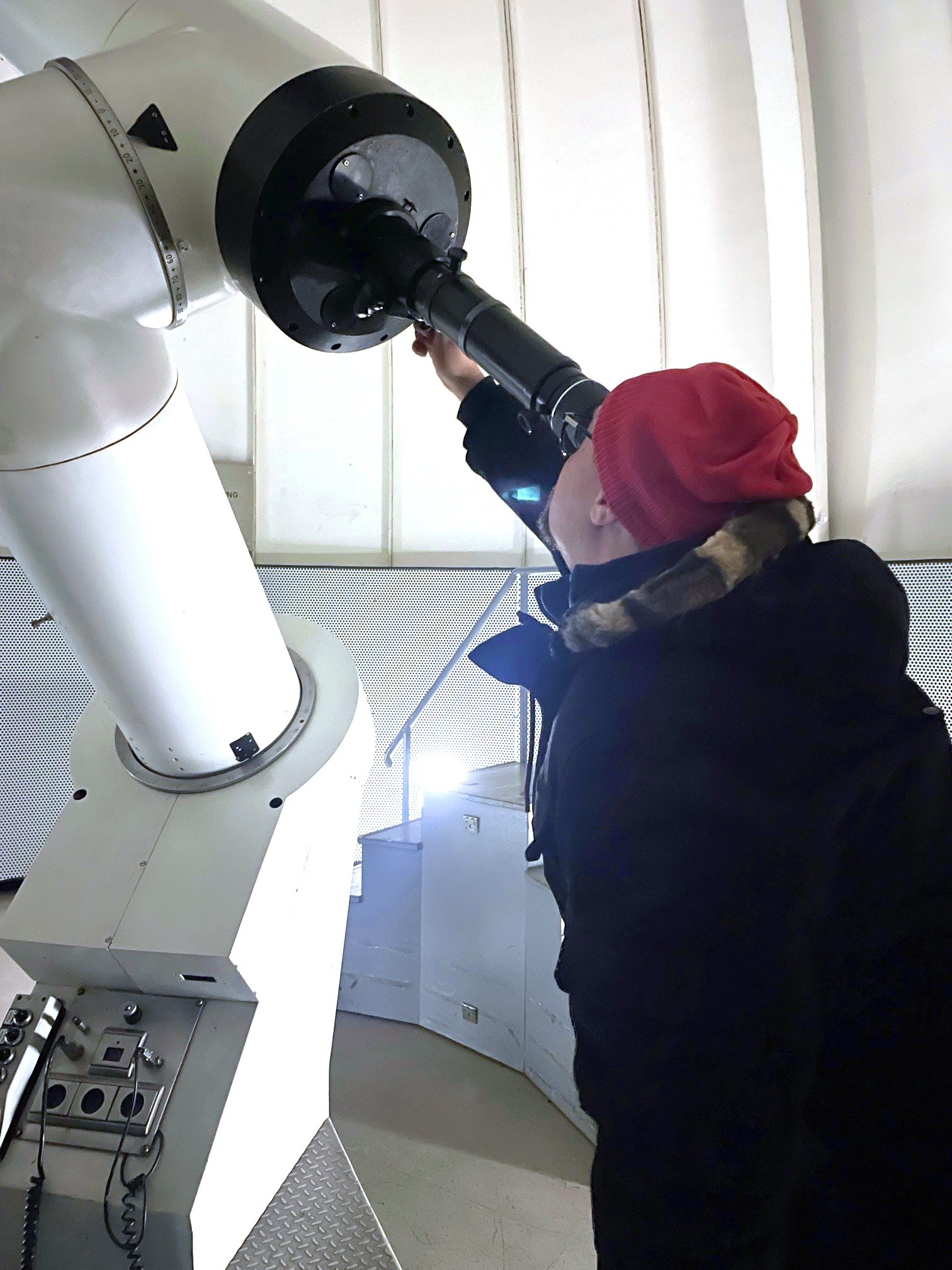 The guide setting up the telescopes. The weather conditions were not quite perfect - both for the view and for the freezing ears.