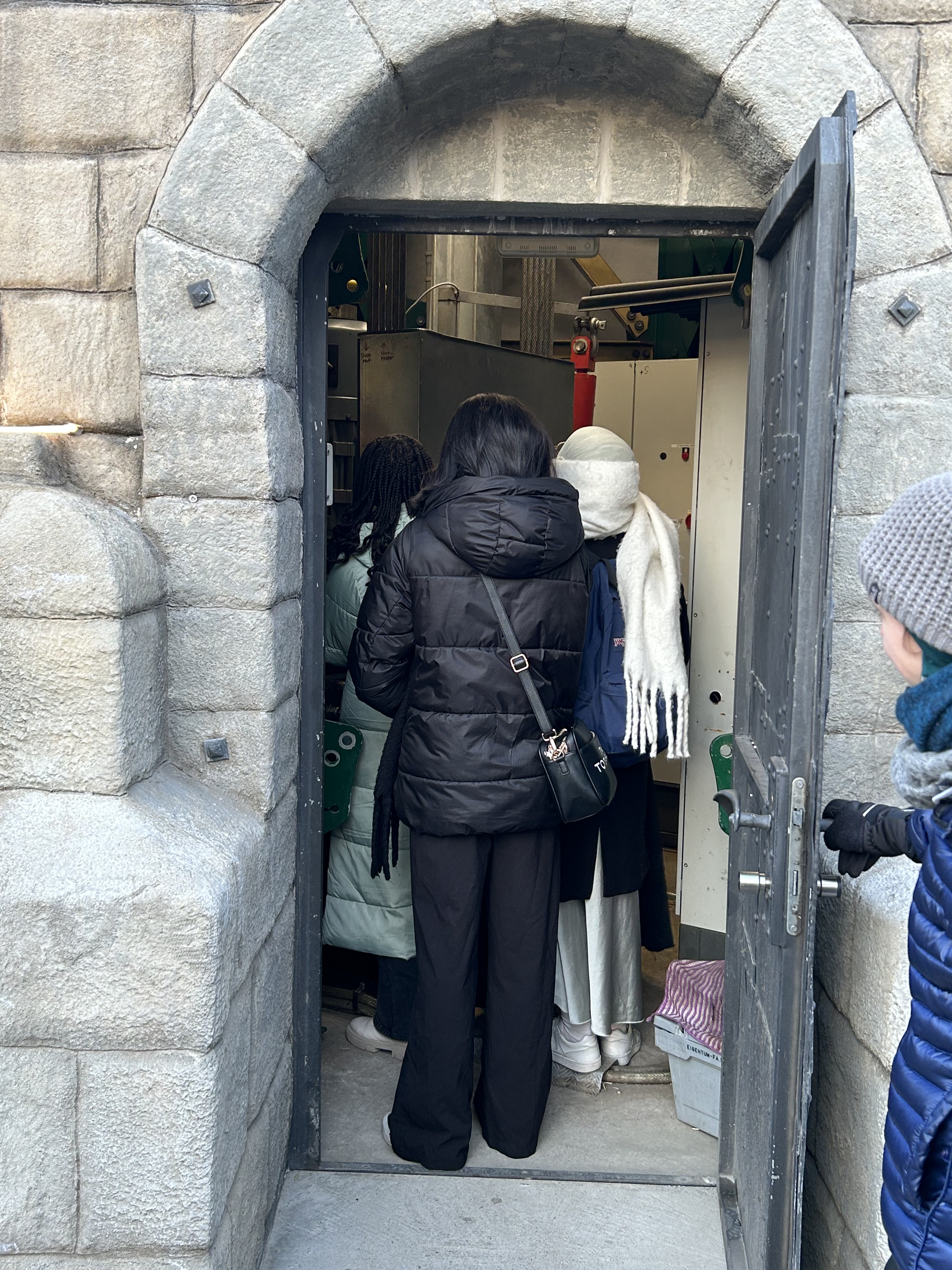 Zum Maschinenraum des Praterturms haben Besucher:innen normalerweise keinen Zutritt – die Members dürfen ausnahmsweise hinein.