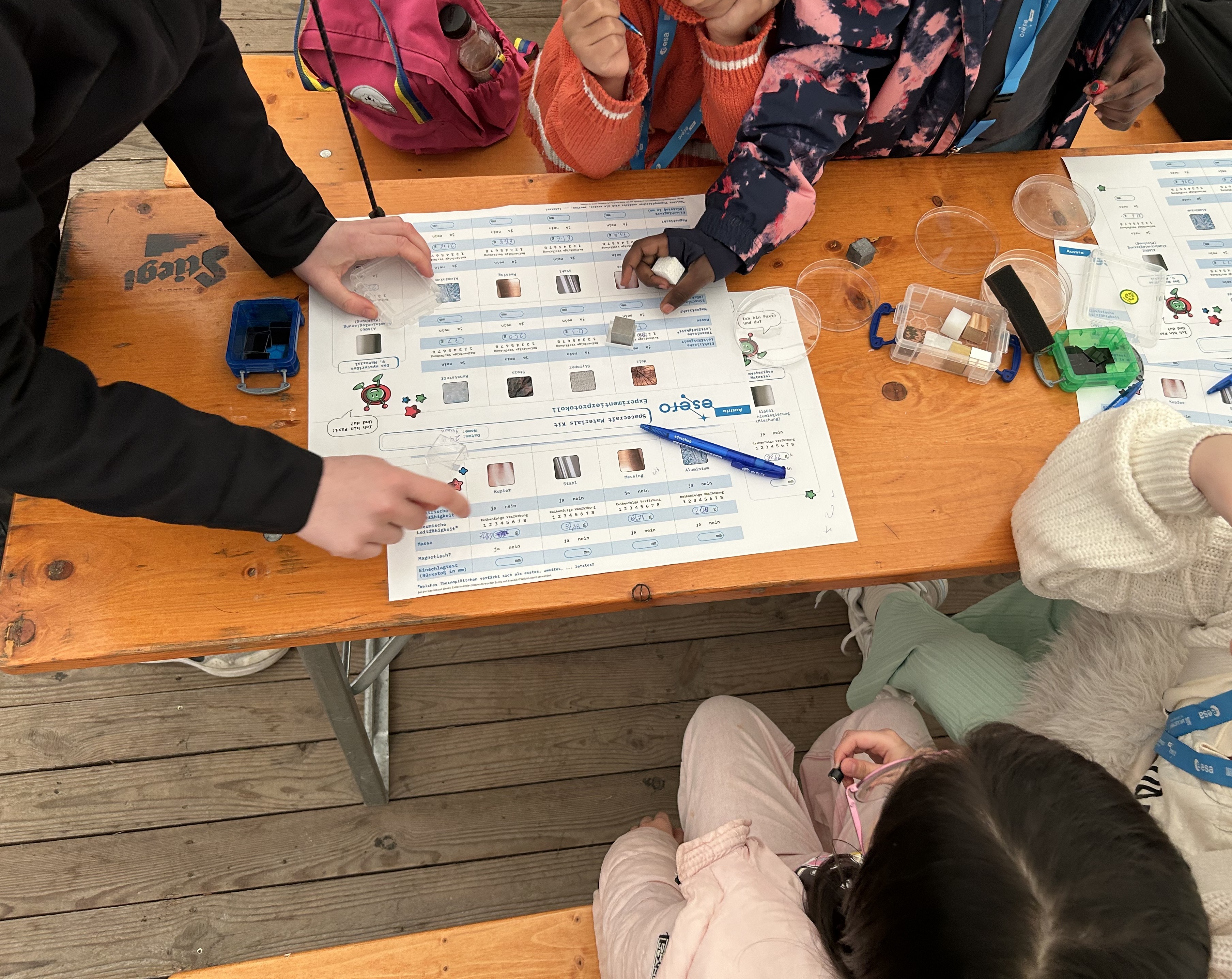 At the ESERO Austria materials workshop, students measure, weigh, and examine different materials. Which one do you think has the greatest mass?