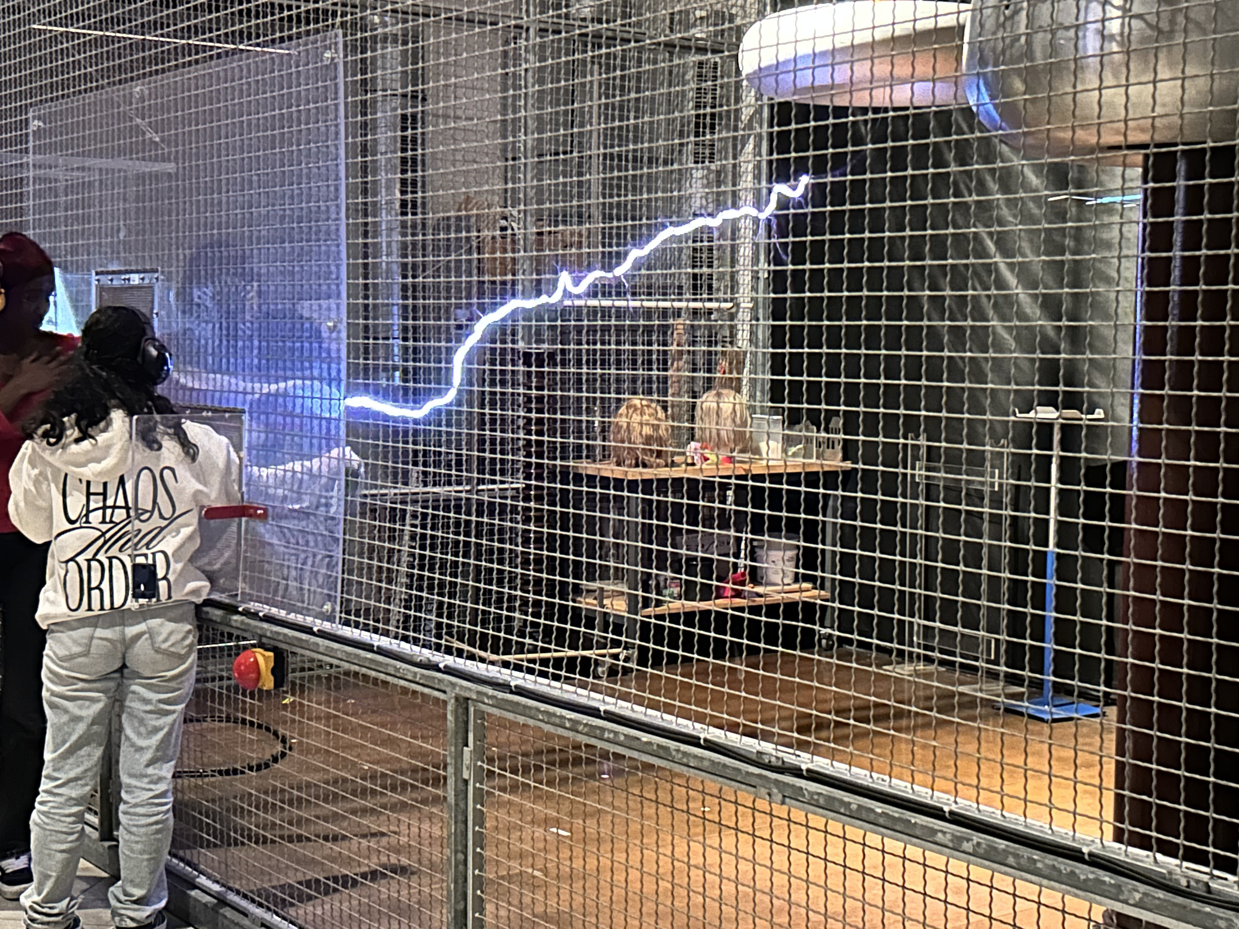 Ganz schön mutig: Bei der Hochspannungsvorführung kommen die Jugendlichen den von einer Tesla-Spule erzeugten Blitzen zum Greifen nah!