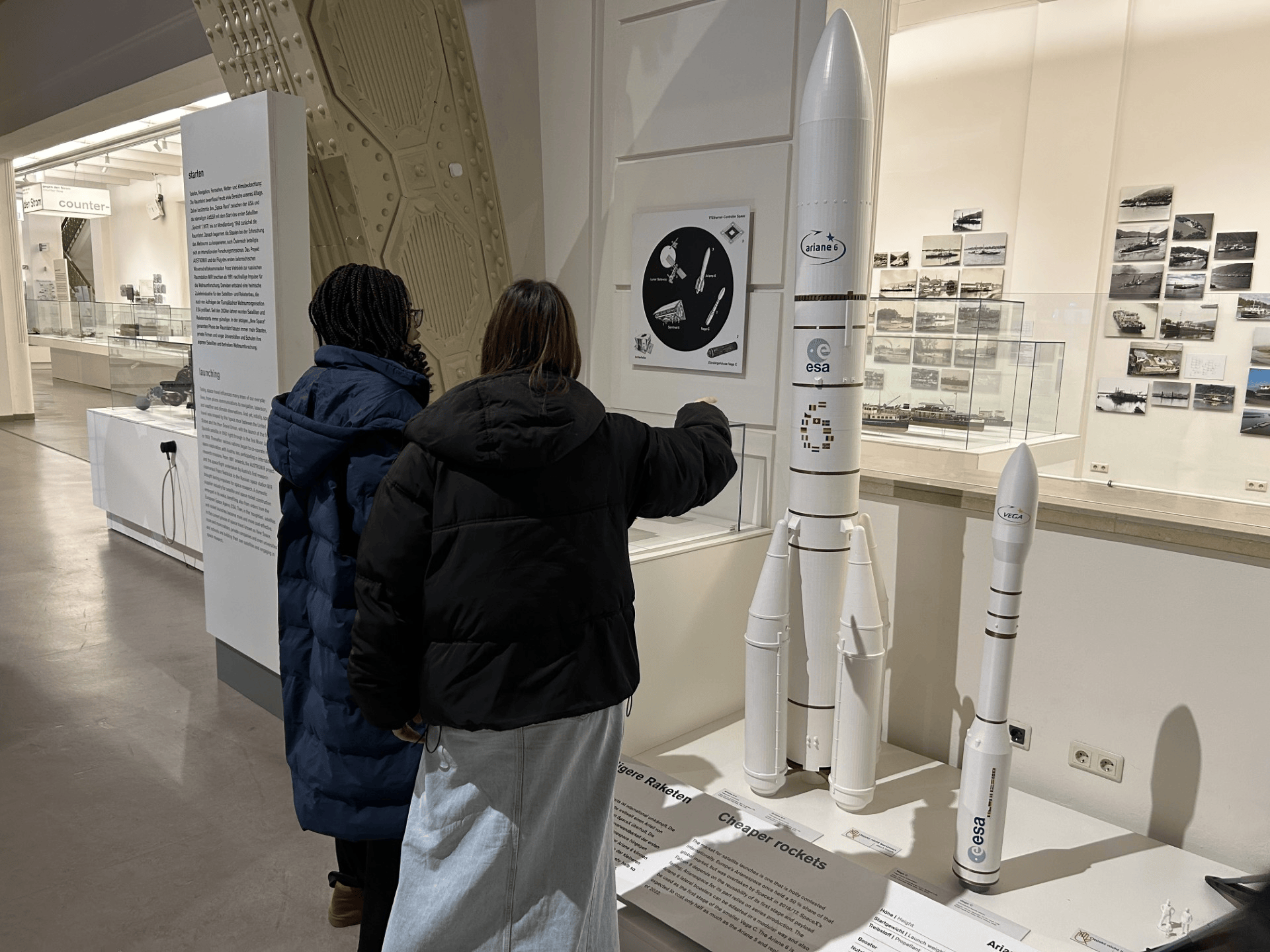 Im aktuellen Ausstellungsbereich zum Thema Raumfahrt finden die Jugendlichen #spannende Objekte, aber auch solche, die auf den ersten Blick nur Fragen aufwerfen #häää?